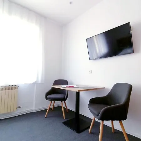 Studio Merkur בית הארחה